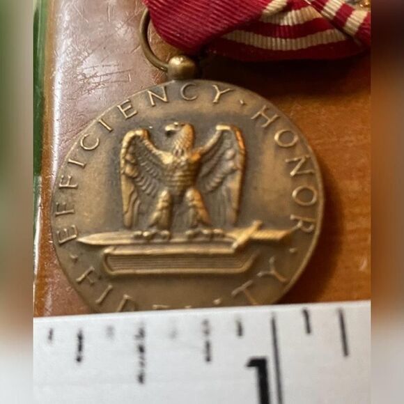 Vintage US Army Good Conduct Medal WWII Era Eagle Ribbon Efficiency Honor - Picture 3 of 3